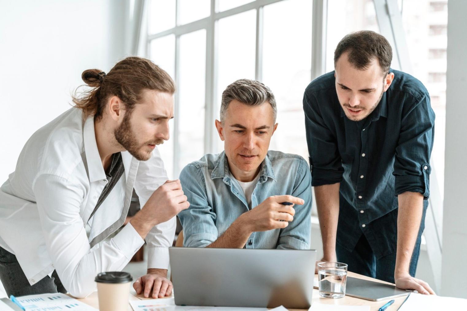 Profesional analizando datos financieros en entorno empresarial moderno